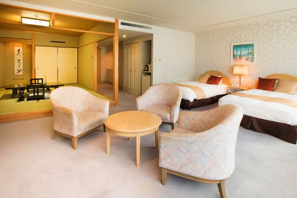 Western-style twin guest room with sofa and beds