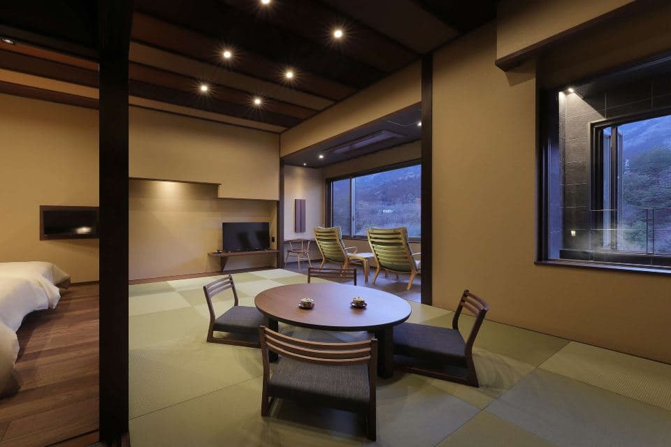 Guest room with lounge seating and a valley view