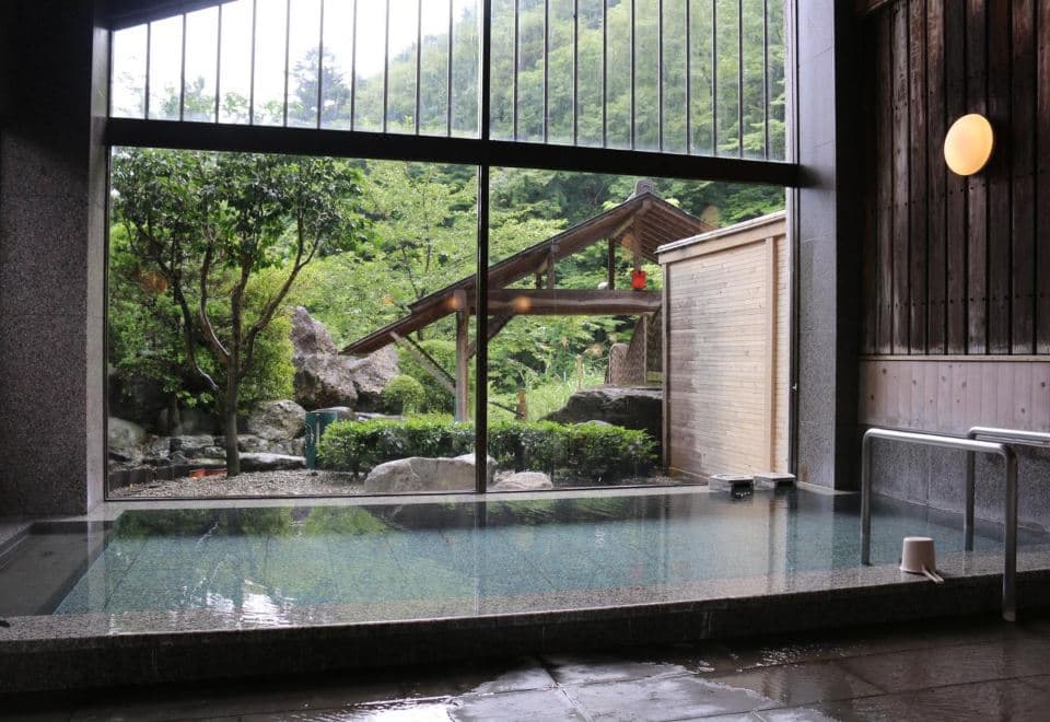 On-site art gallery with abstract paintings, grand piano and wooden furniture