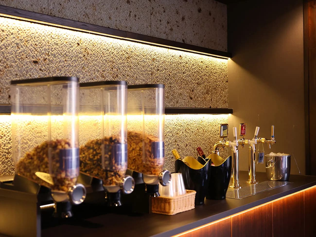 Free-flow drink and snack bar