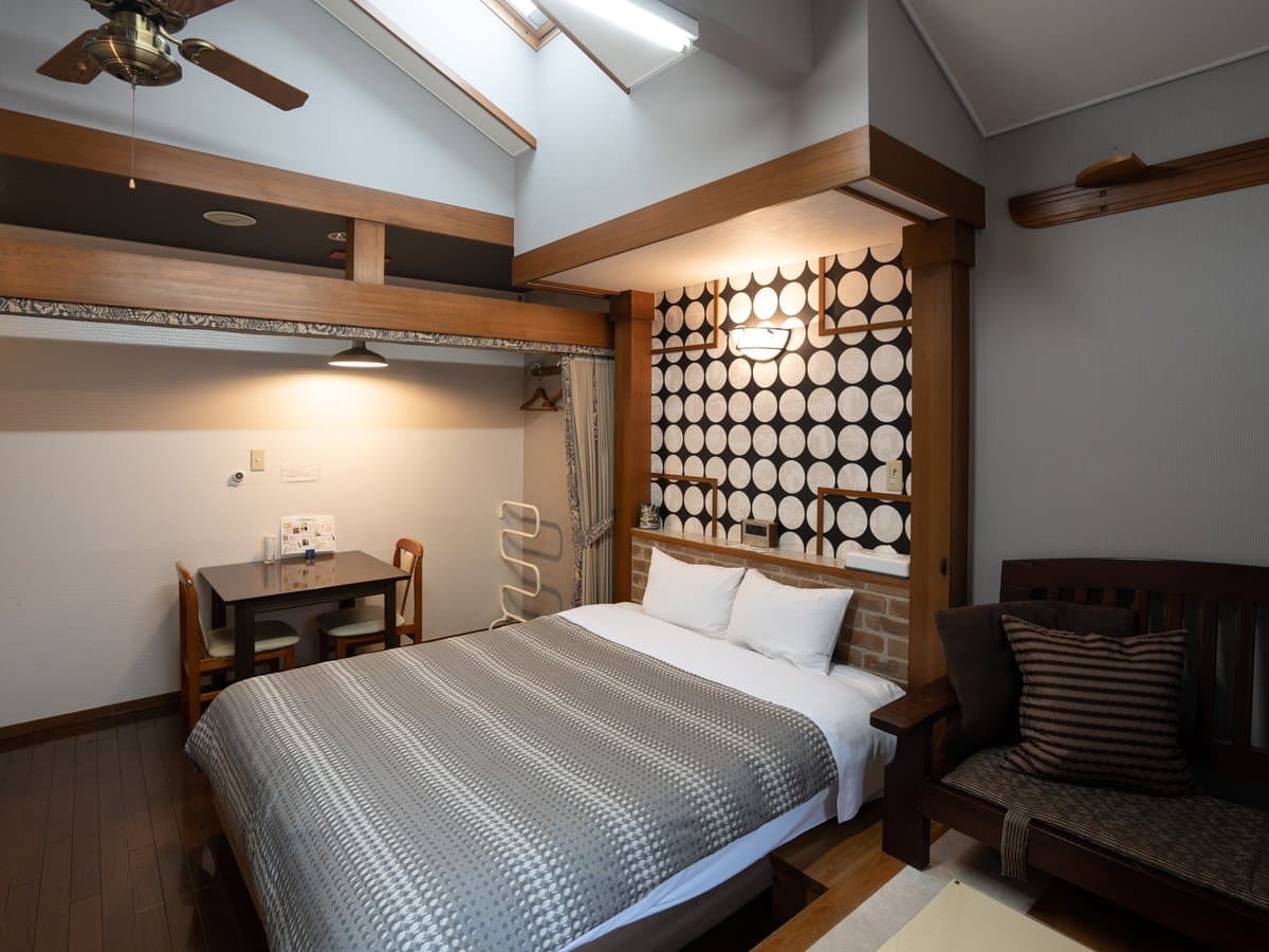 Double bedroom with patterned feature wall