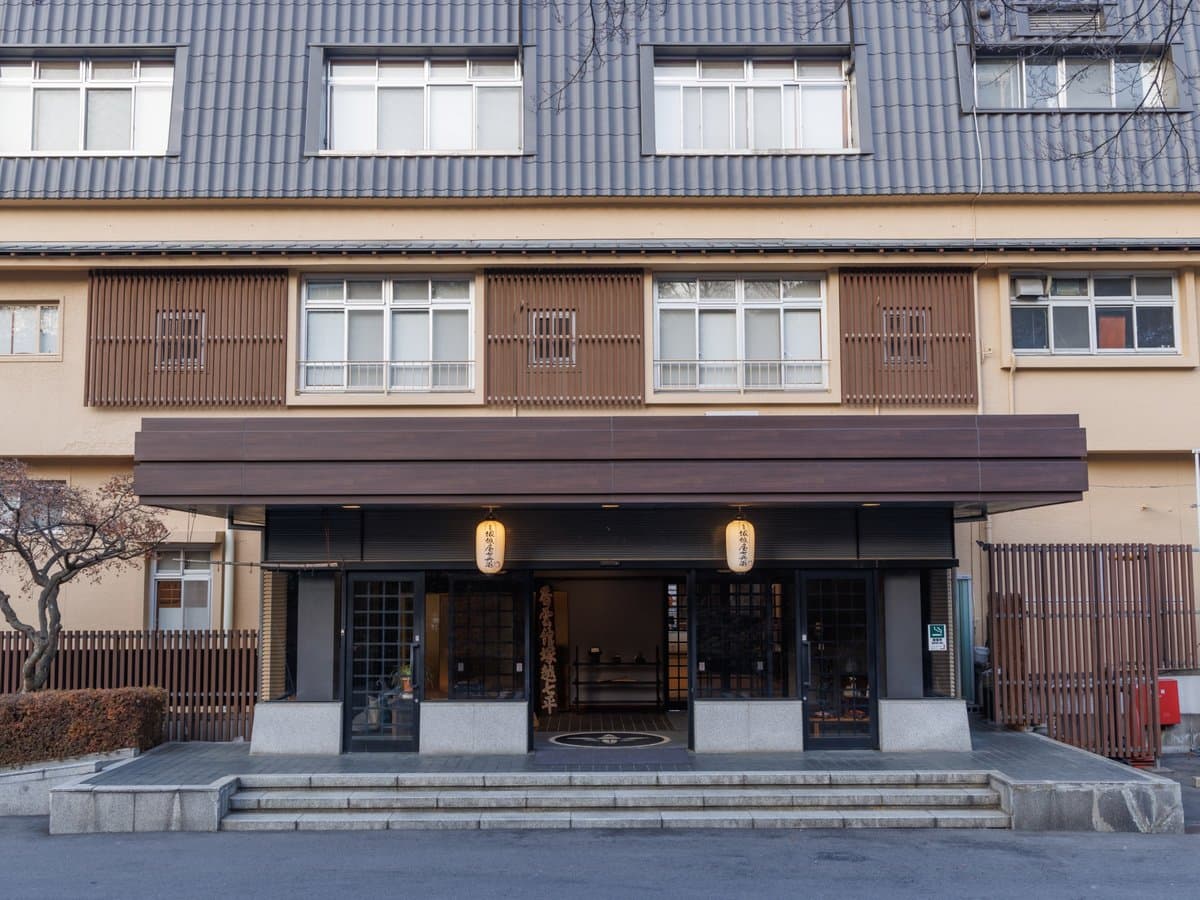 香雲館 提灯の下がる本館外観（塚越屋七兵衛 別館） © cdn.jalan.jp (Jalan)