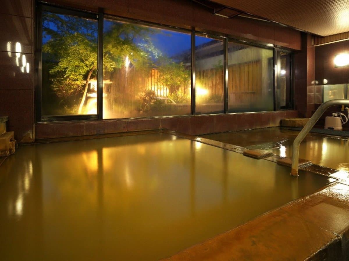 香雲館 黄金の湯の大浴場・内湯（夜） © cdn.jalan.jp (Jalan)