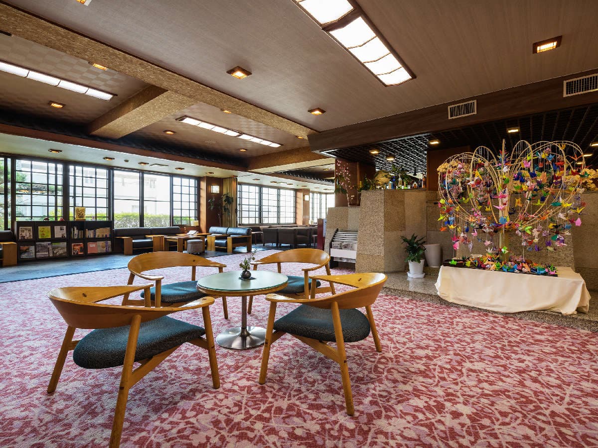 森秋旅館 ロビーラウンジ 千羽鶴 © cdn.jalan.jp