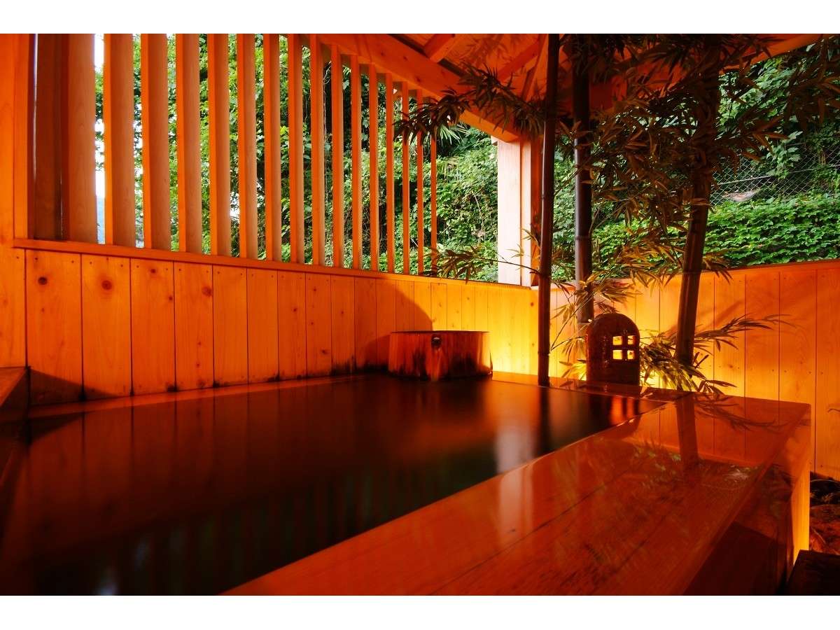 River-view hot-spring bath at Tsuki no Shizuku overlooking the Otani River