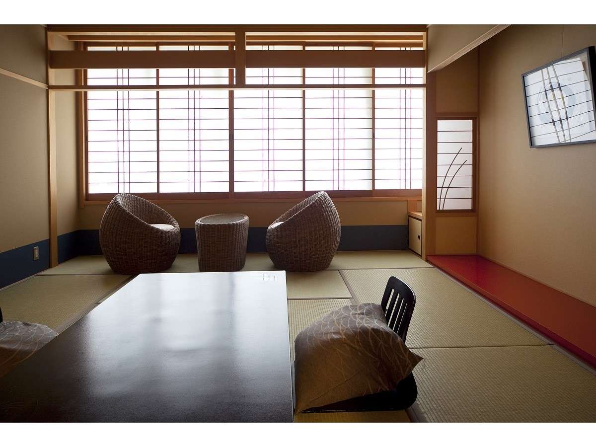 Lounge area at Tsuki no Shizuku with shoji screens and garden views