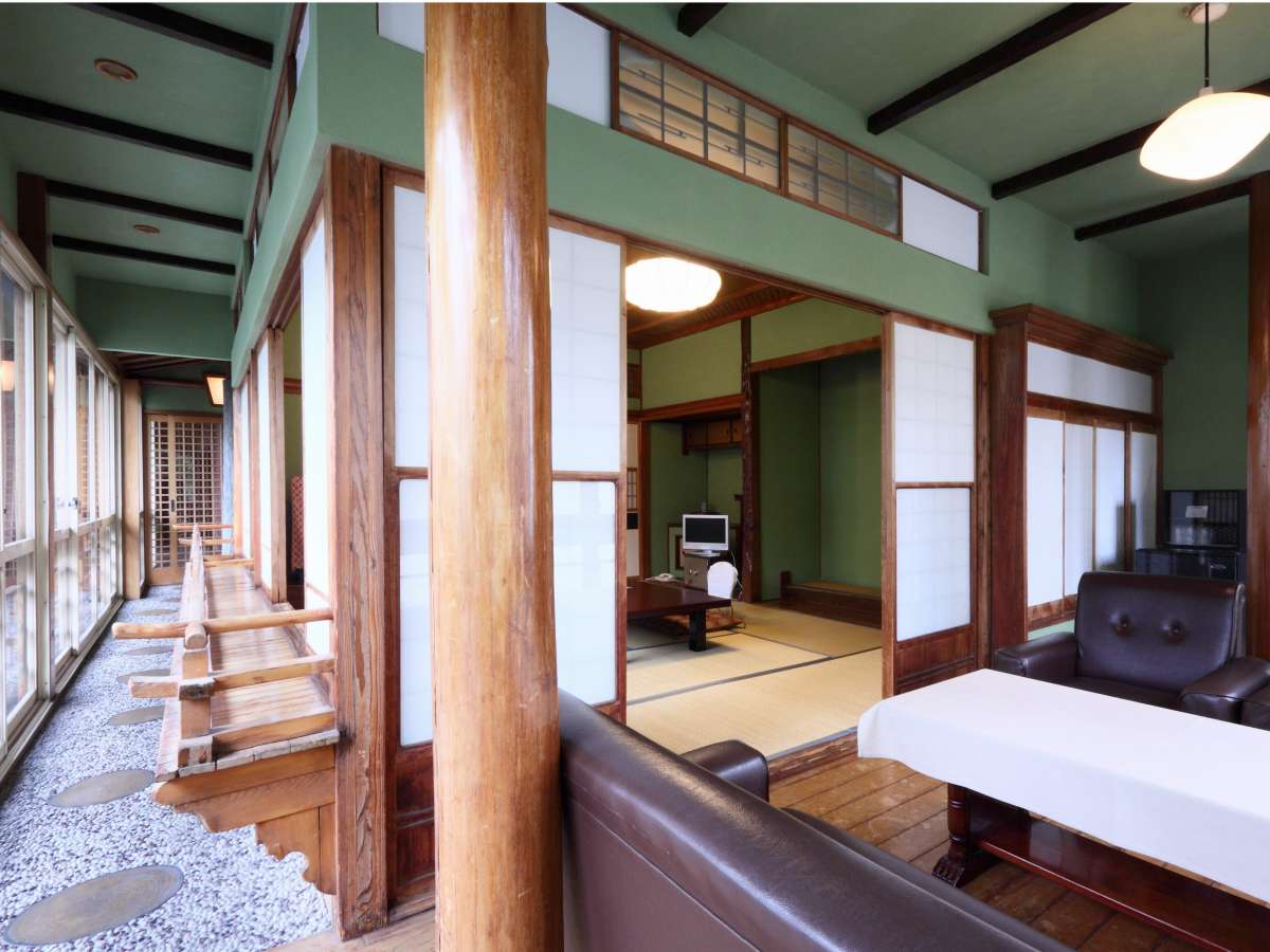 横手館 桧の丸柱と石畳の歴史的な廊下 © cdn.jalan.jp