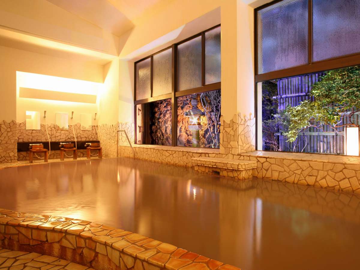 横手館 大浴場 黄金の湯 内湯 岩庭の眺め © cdn.jalan.jp