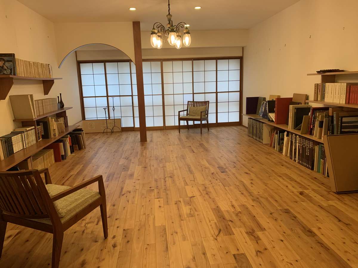 横手館 桧床の図書ラウンジ © cdn.jalan.jp