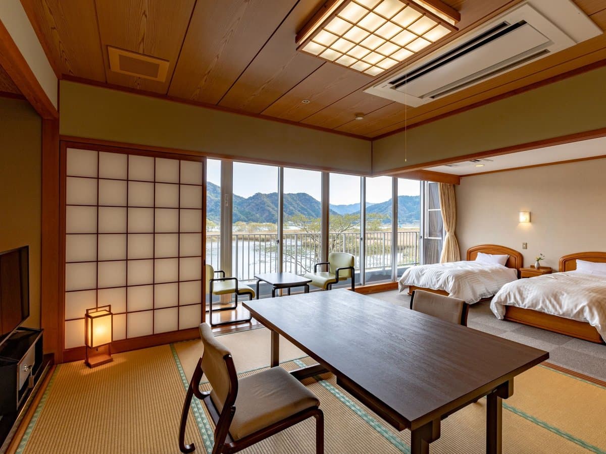 Twin guest room at Oyado Seri with low beds and a Kinosaki townscape view