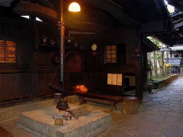 山の宿 新明館 回廊脇の囲炉裏