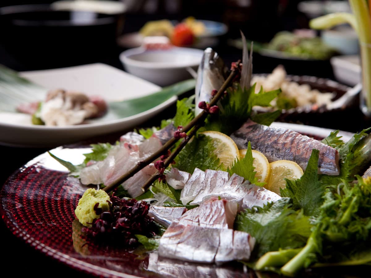Assorted fresh sashimi platter of silver and white fish garnished with shiso, wasabi and lemon, Ryokan Sennari, Beppu Onsen