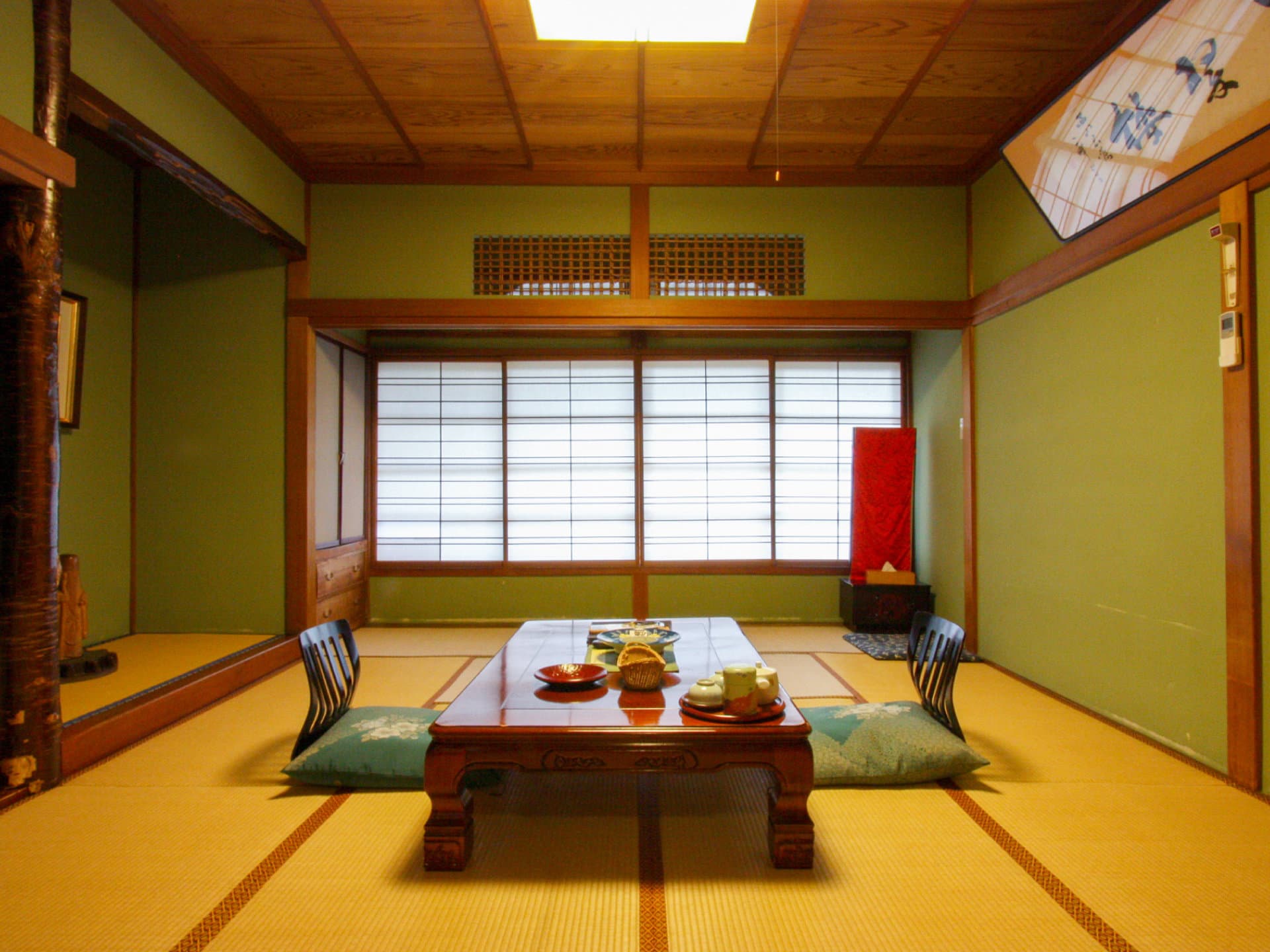 Tatami guest room with green plaster walls and shoji screens