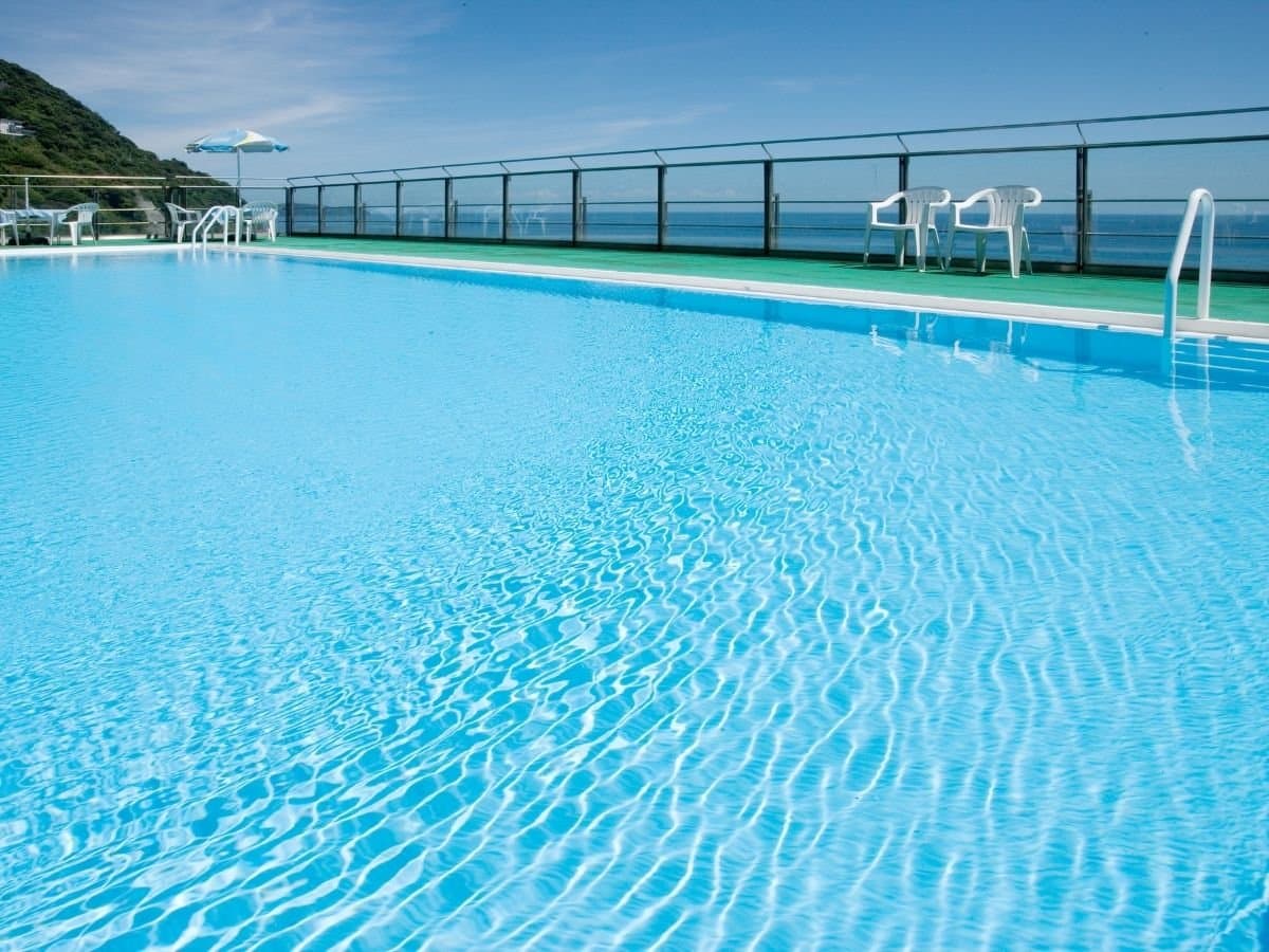 Outdoor swimming pool overlooking the sea at Hotel New Sagamiya in Atami