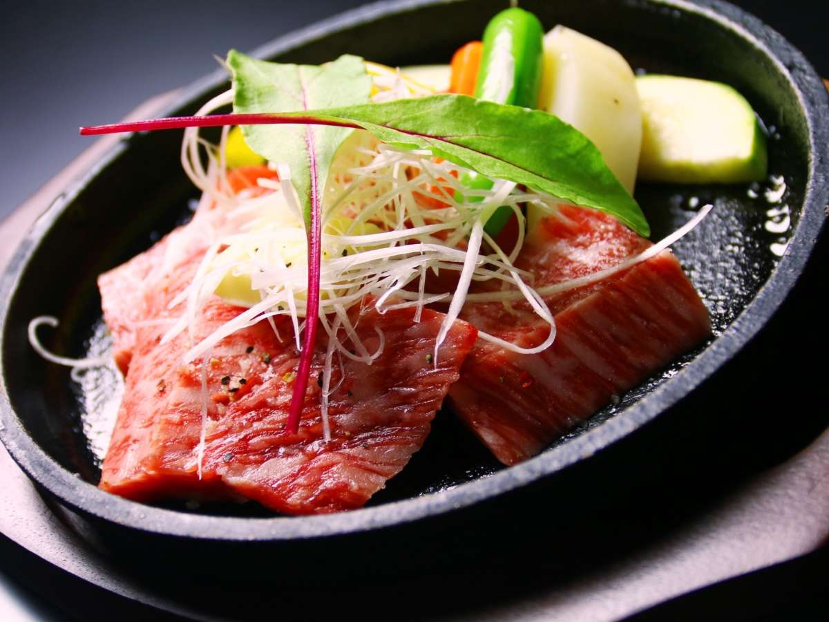 Grilled wagyu beef teppan dish with seasonal vegetables served at Oyado Yamashita, Yuwaku Onsen