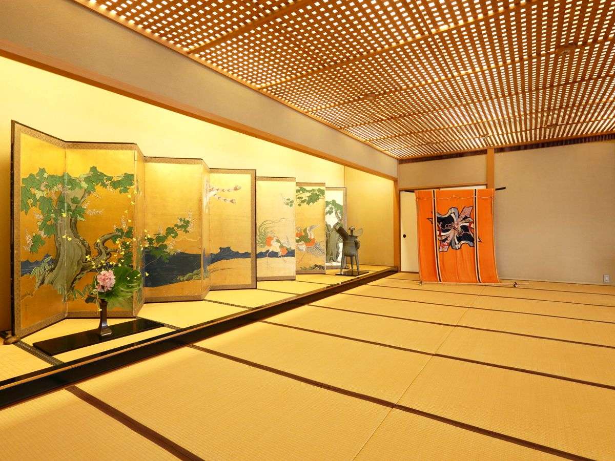Grand tatami banquet hall with painted folding screens at Kinjohro ryotei ryokan in Kanazawa