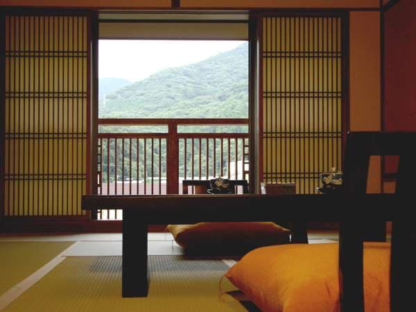 八栄館 客室から見える箱根の山々