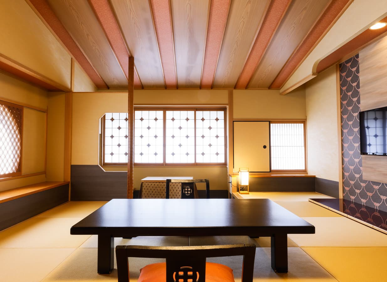 Spacious tatami guest room with low lacquered table, shoji windows and cedar-beamed ceiling, Onishiya Suishoen, Kinosaki Onsen