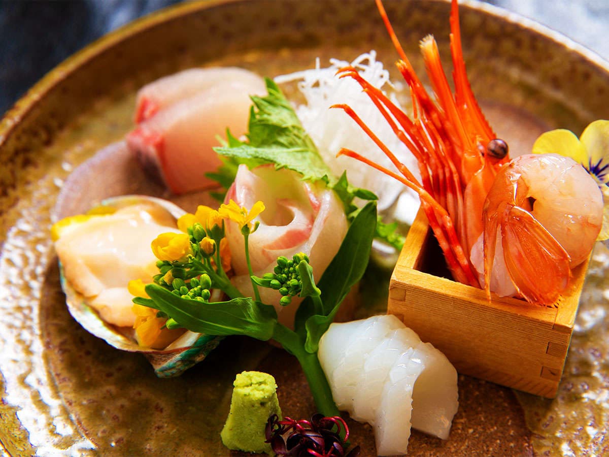 Fresh sashimi course with shrimp, scallop and seasonal garnish served at Yufuin Hoteiya