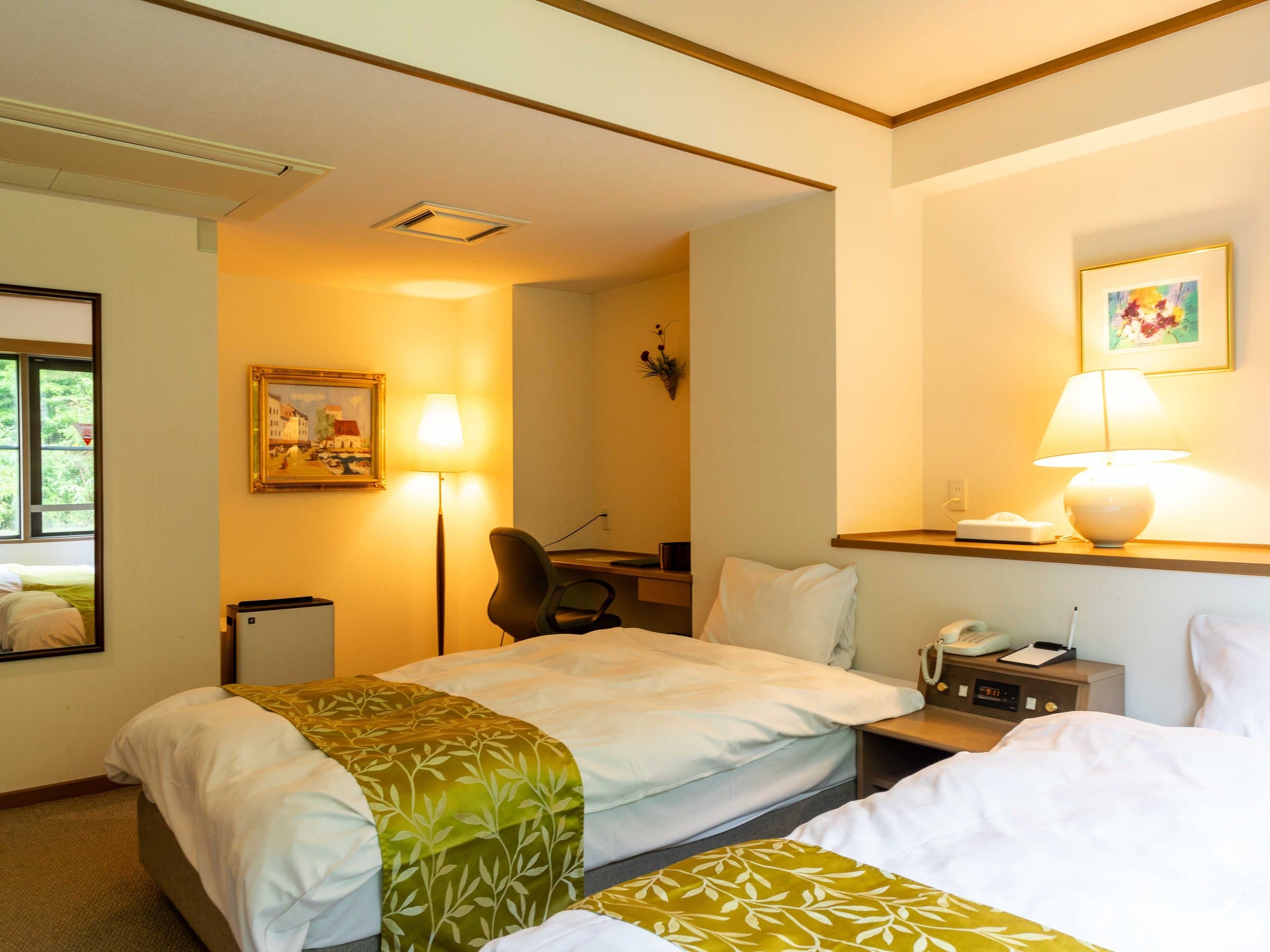 Suizanso Kinosaki Onsen Japanese-Western twin bedroom with tatami flooring