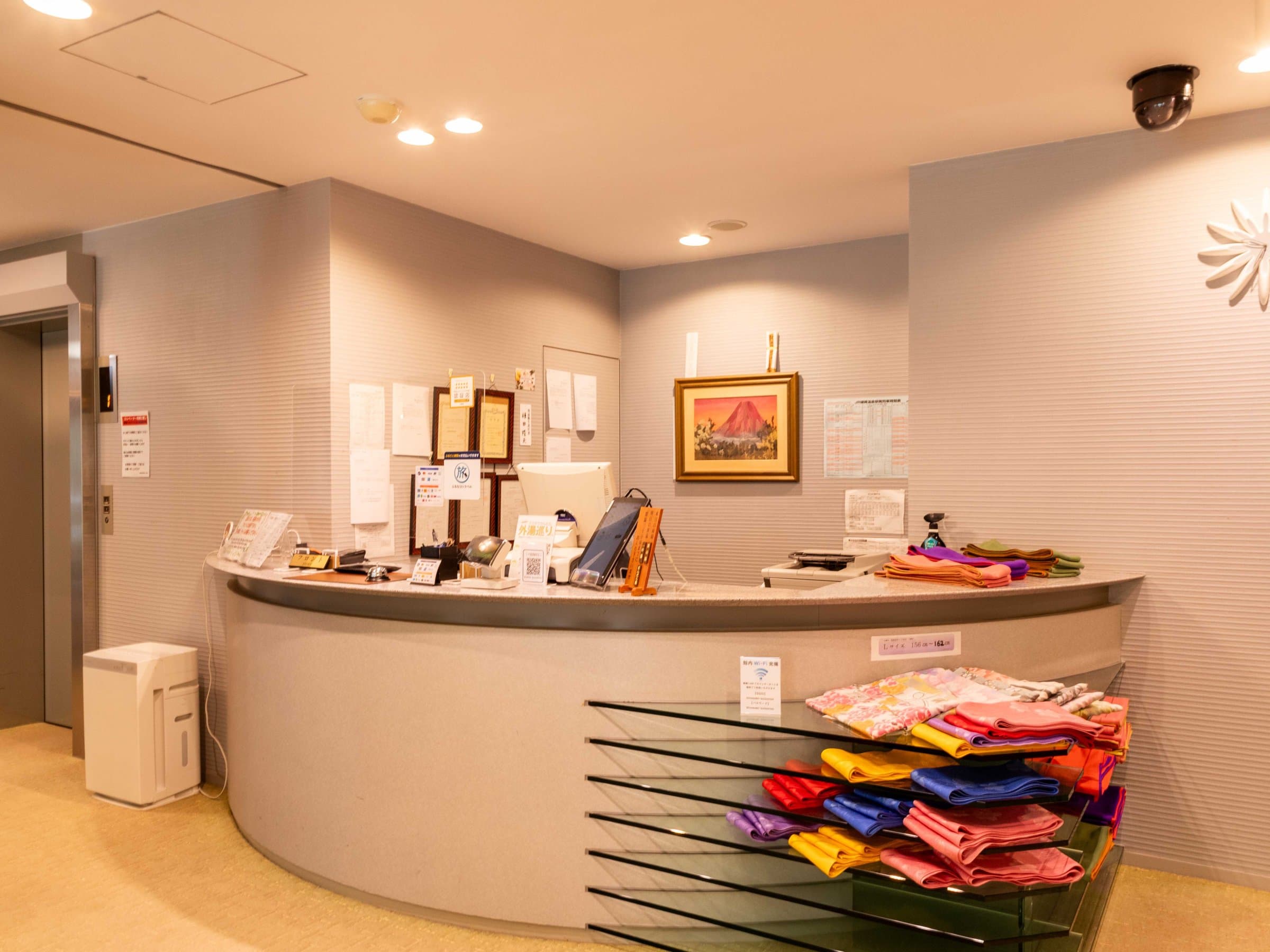 Suizanso Kinosaki Onsen lobby and reception area with yukata display