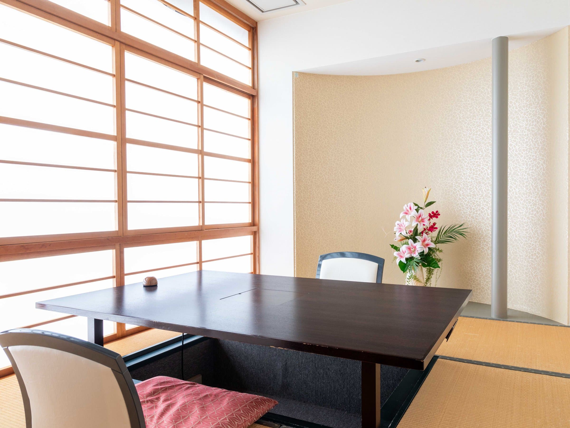 Suizanso Kinosaki Onsen tatami sitting nook with ikebana and garden view