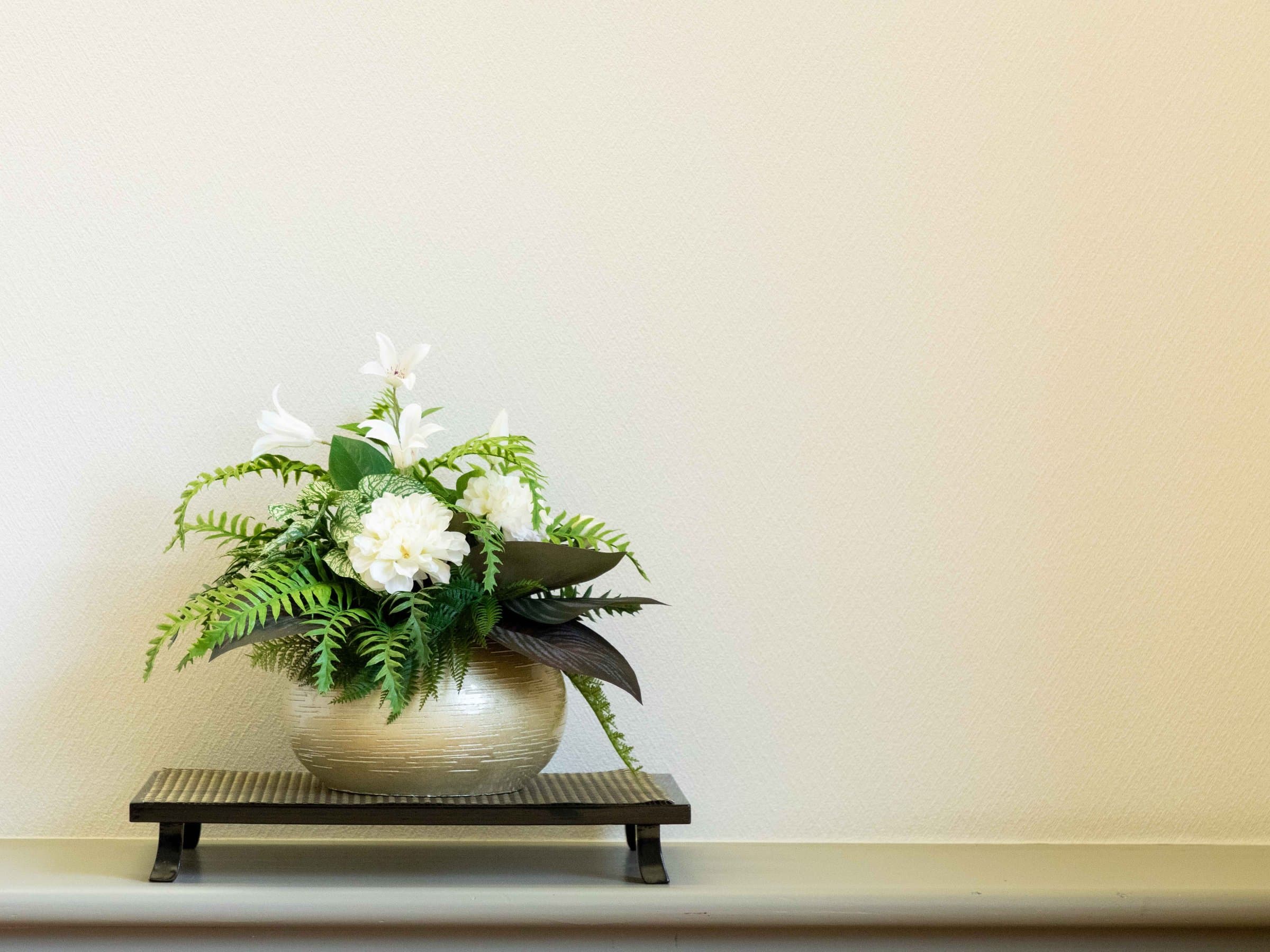 Suizanso Kinosaki Onsen ikebana flower arrangement interior detail