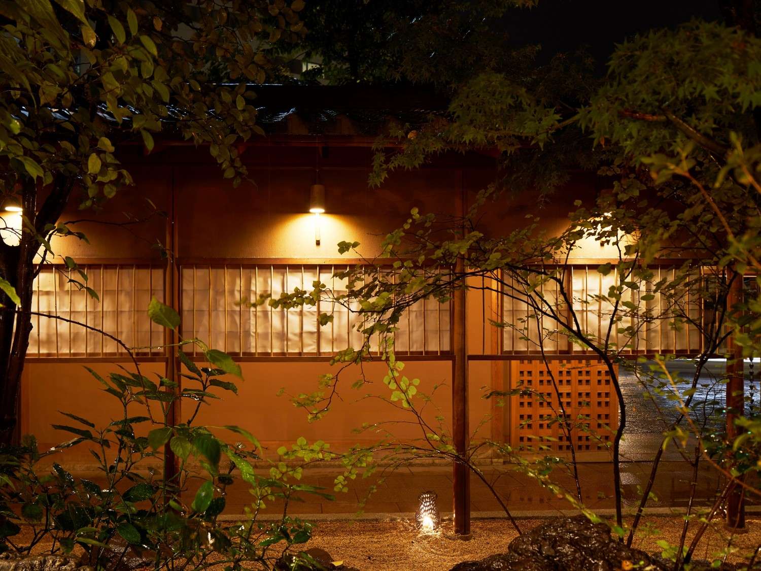 大和屋本店 ロビーから眺める中庭の日本庭園