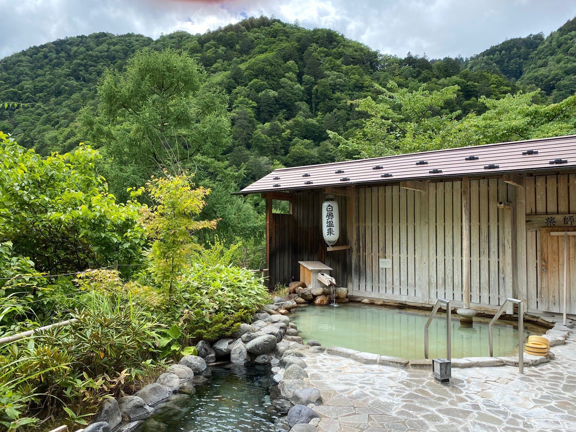 白船グランドホテル 初夏の露天風呂 (白濁の湯)