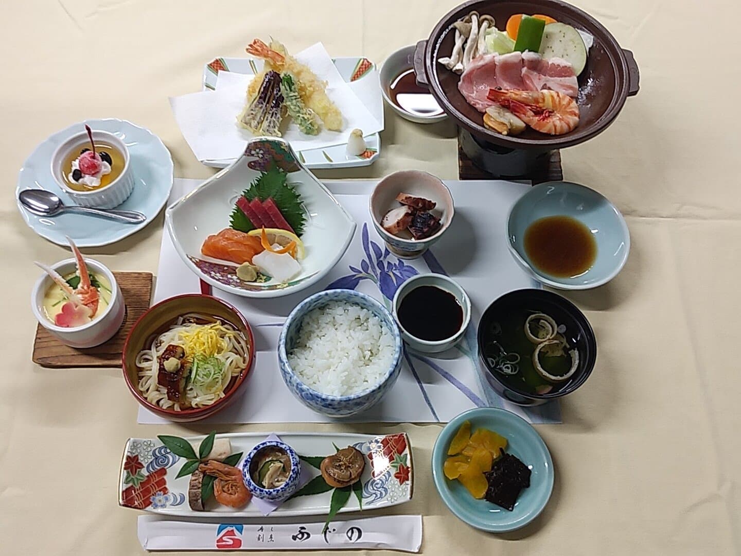 Kaiseki dinner set at Fuji-no-en with sashimi, tempura, a clay-pot hot pot, chawanmushi and rice served on a table