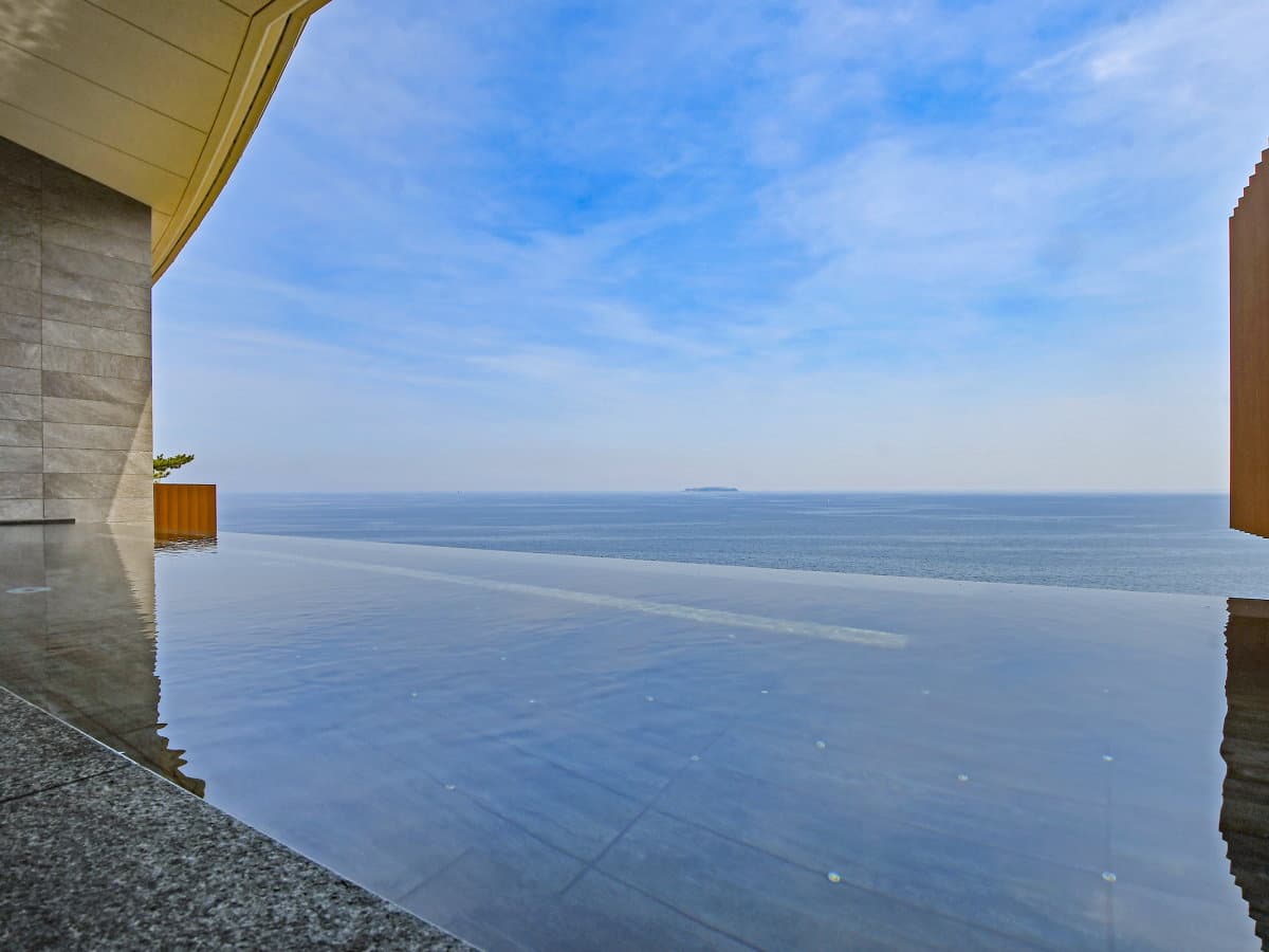 Sparium Nishiki infinity rotenburo open-air bath blending into the sea at Hotel New Akao, Atami Onsen
