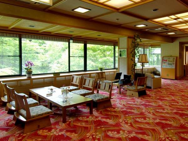 泡の湯旅館 大きな窓のロビー