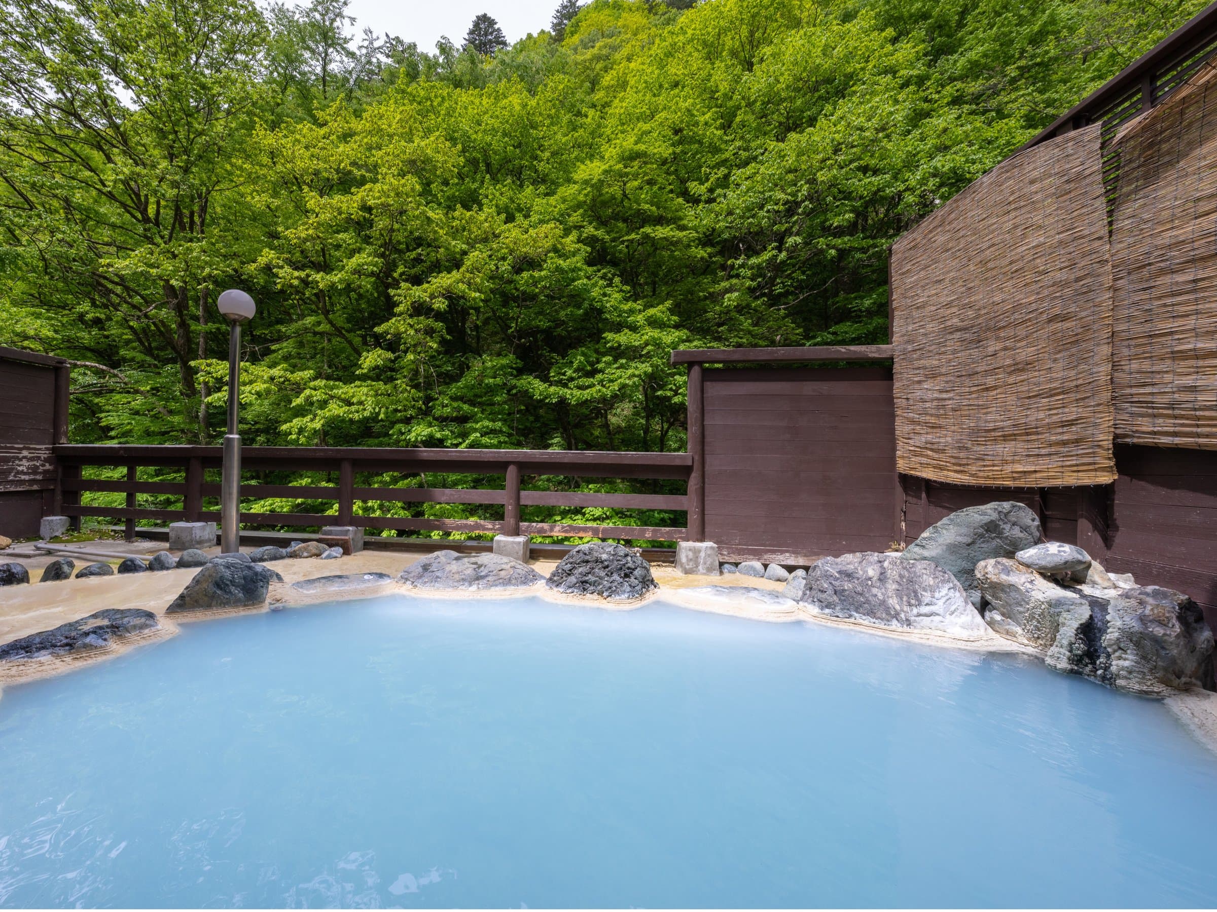 お宿つるや 露天風呂 一面の緑と山風の岩風呂 (白濁の湯)