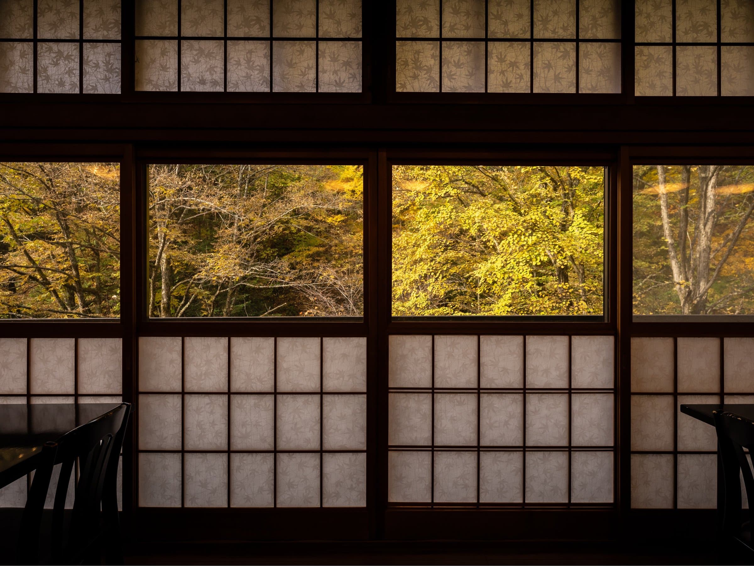 お宿つるや 紅葉に囲まれたお食事会場