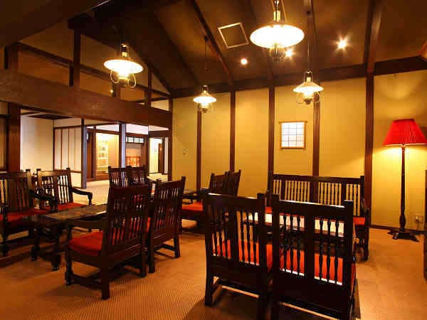 湯元齋藤旅館 松本民芸家具で揃えた落ち着いたロビー