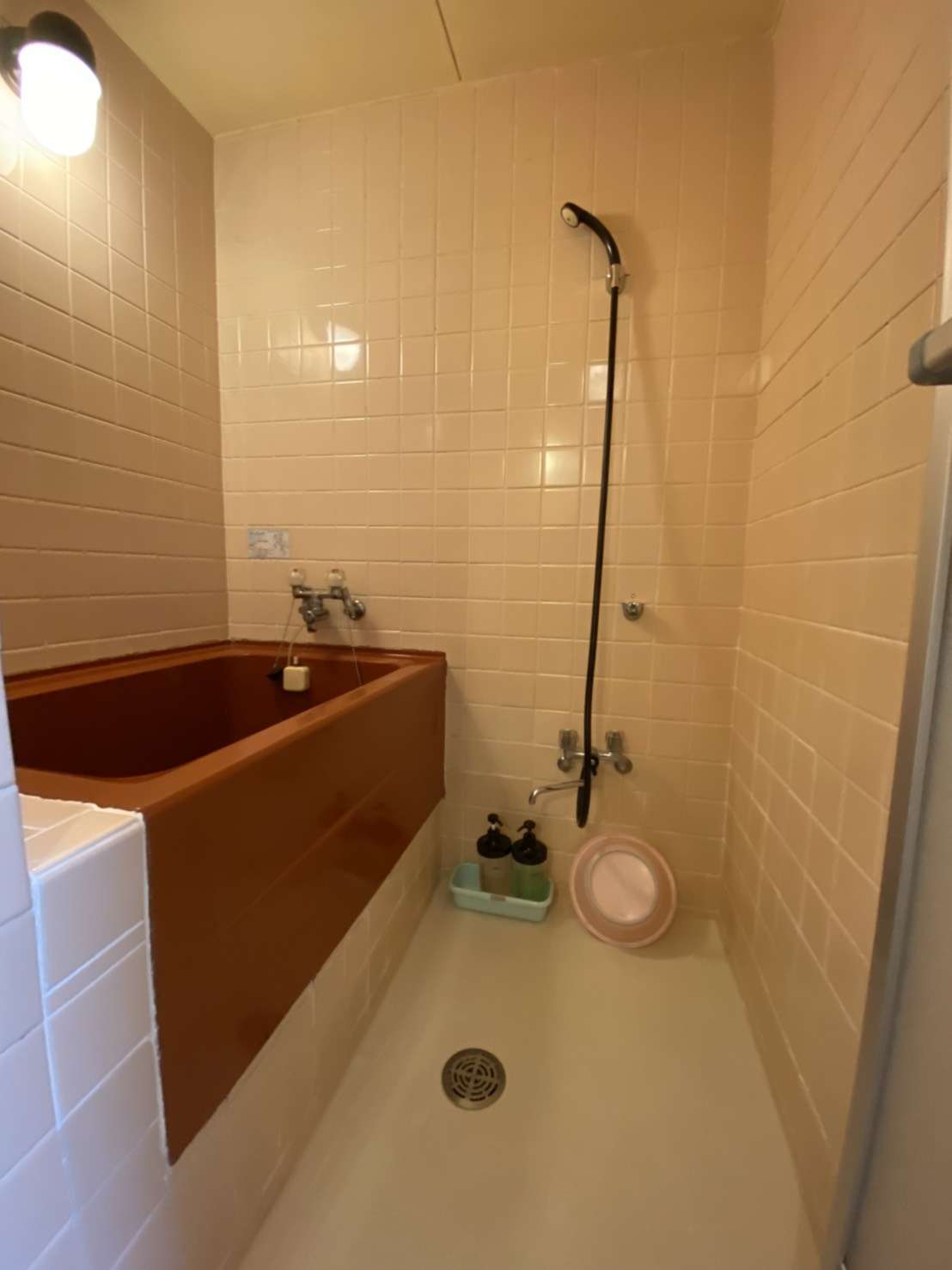 Tiled private bathroom at Toukaisou with a wooden soaking tub and handheld shower
