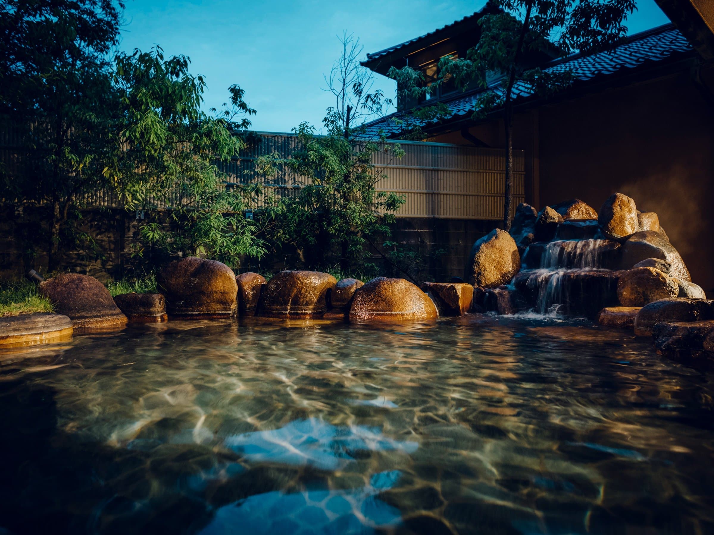 星野リゾート 界 玉造 和モダンの露天風呂 美肌の湯