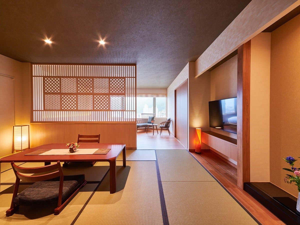 Spacious tatami guest room with low dining table, lattice screen and floor lamps, Yamagataya, Gero Onsen