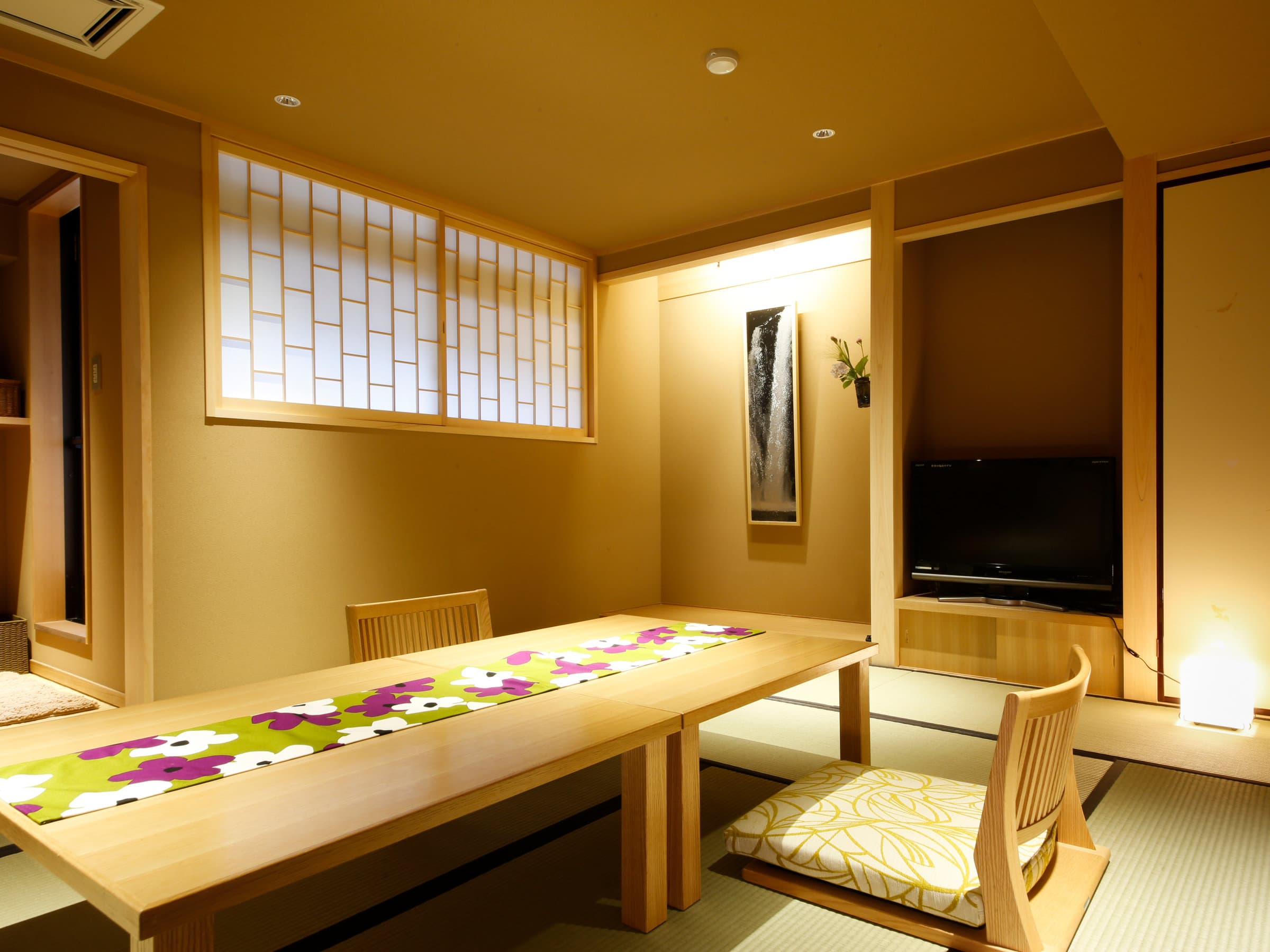 Yuraku Kinosaki tatami guest room with low table, tokonoma alcove and shoji screens