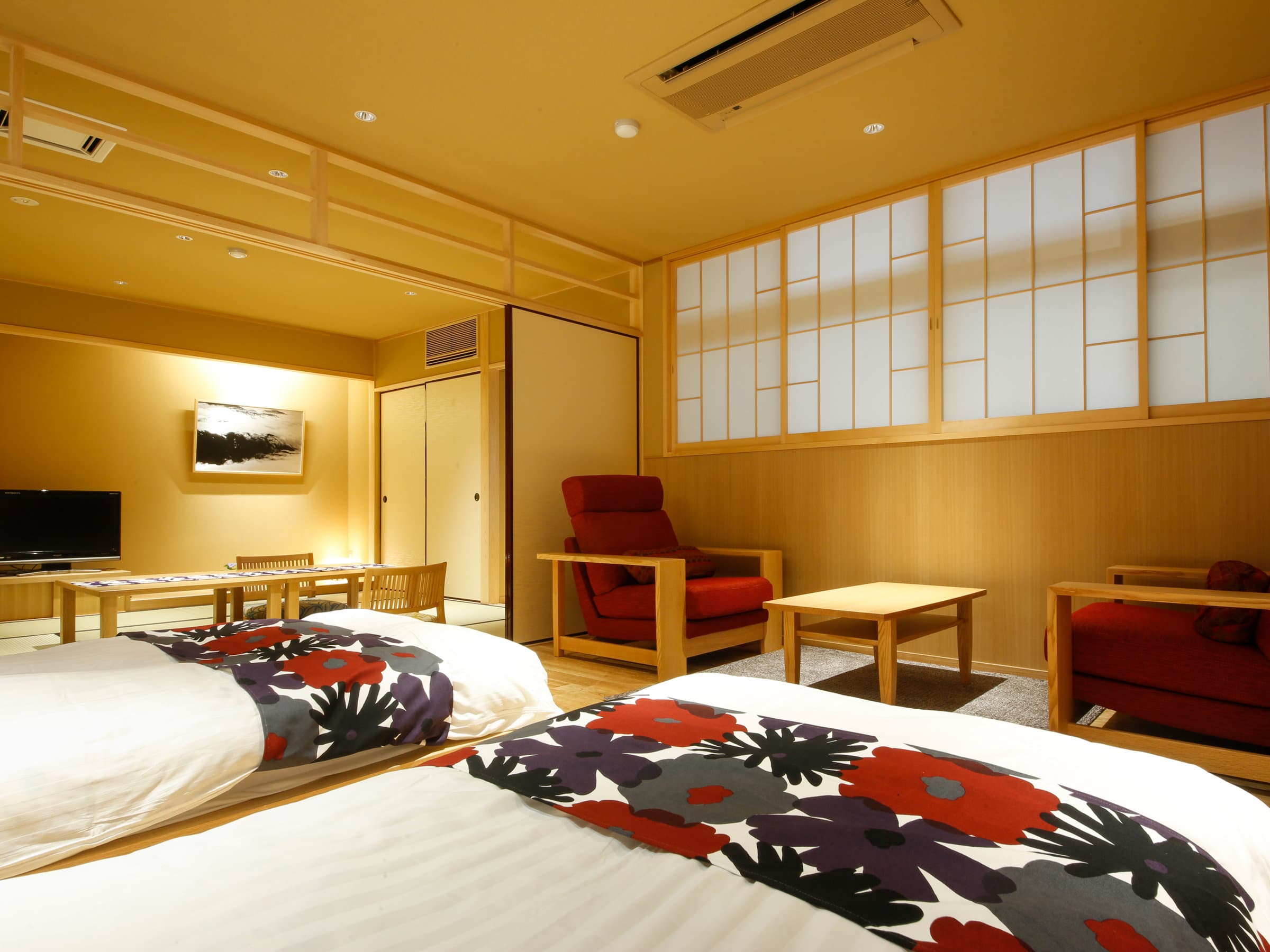 Yuraku Kinosaki Japanese-Western guest room with tatami floor and twin beds