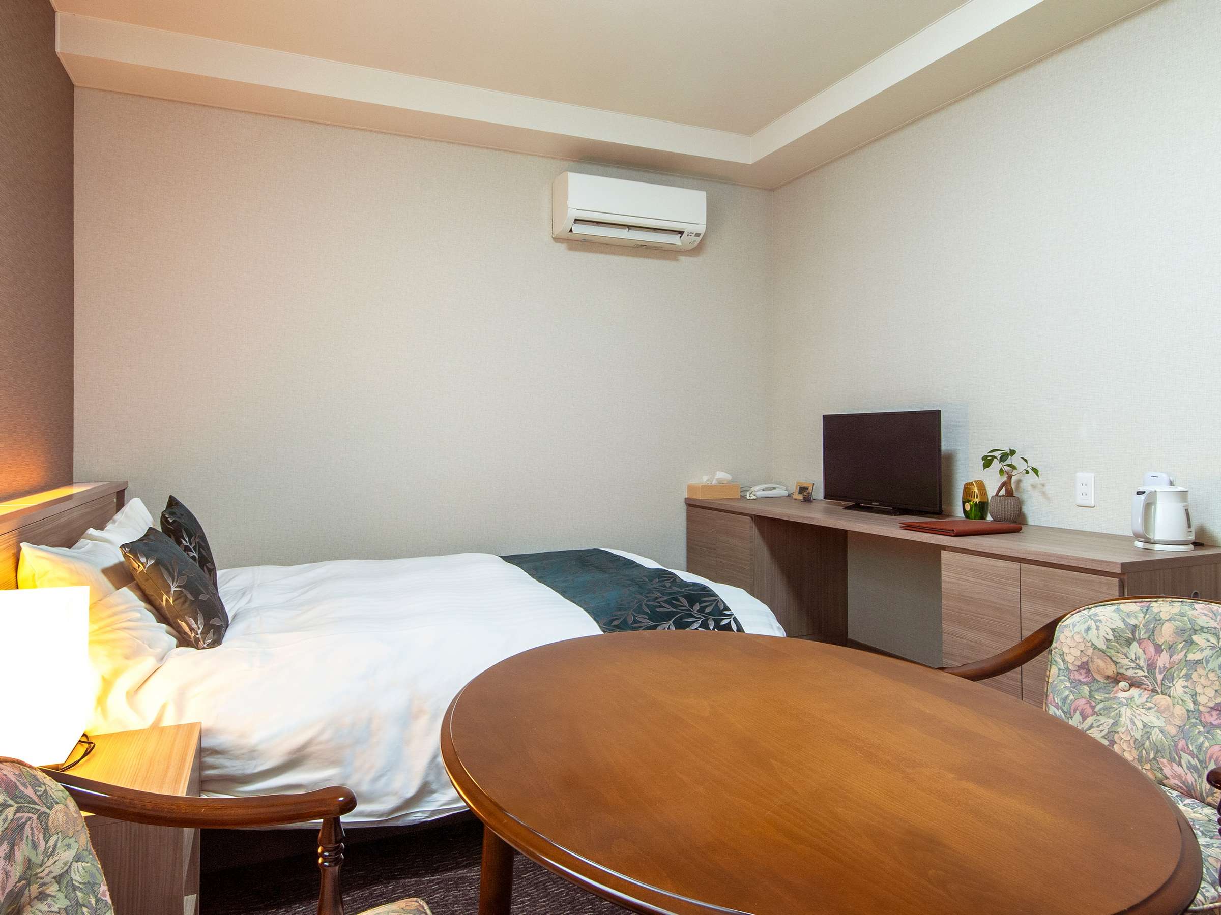 Oyado Yukizumi spacious double room with wood desk, kettle, round dining table and recliner chair