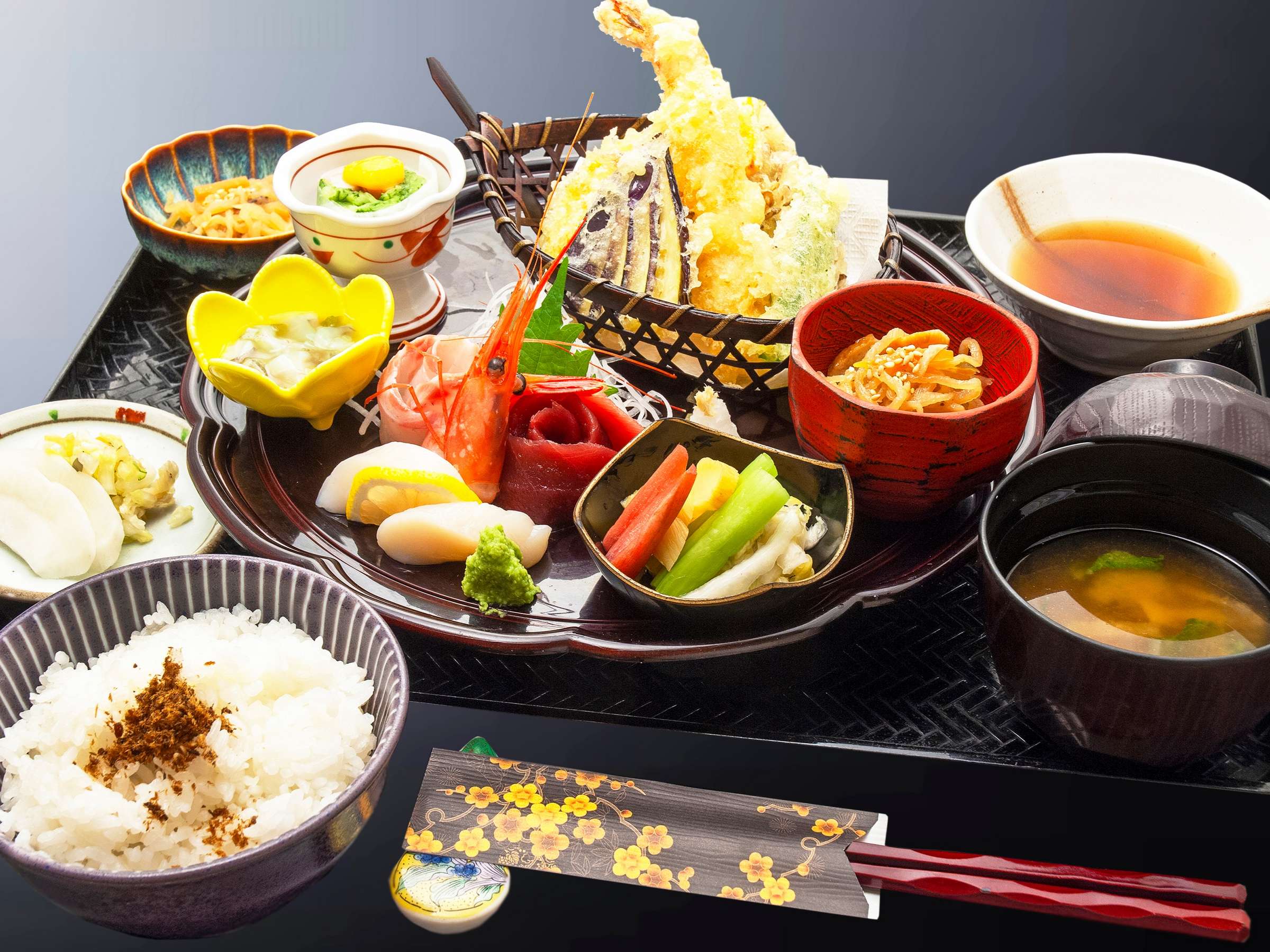 Oyado Yukizumi dinner set with tempura, sashimi, simmered dishes, rice and miso soup on a lacquer tray