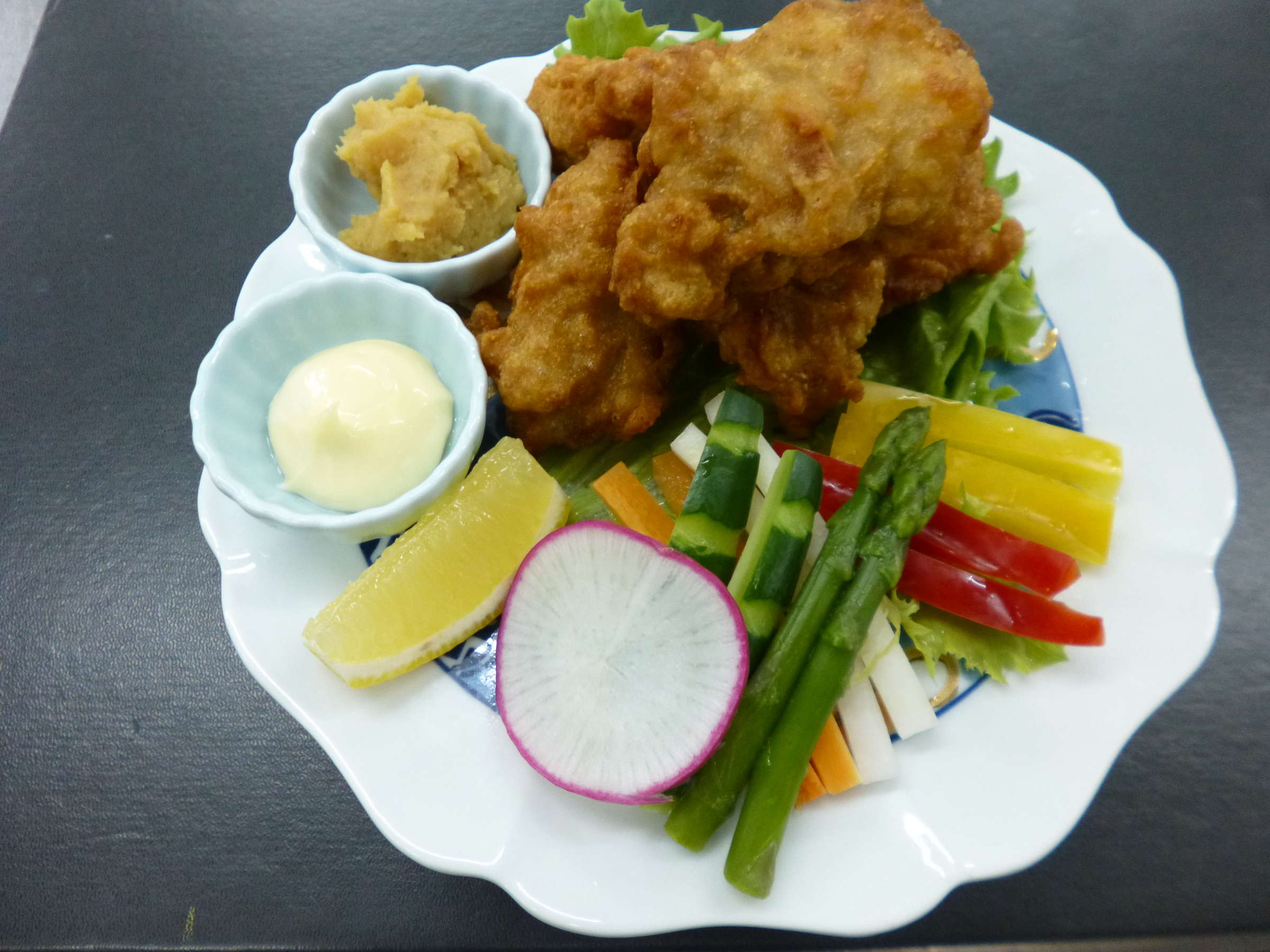 Crisp deep-fried chicken with fresh vegetable sticks and dipping sauces on a scalloped plate at Shirafuneso Shintaku Ryokan dinner, Shirahone Onsen