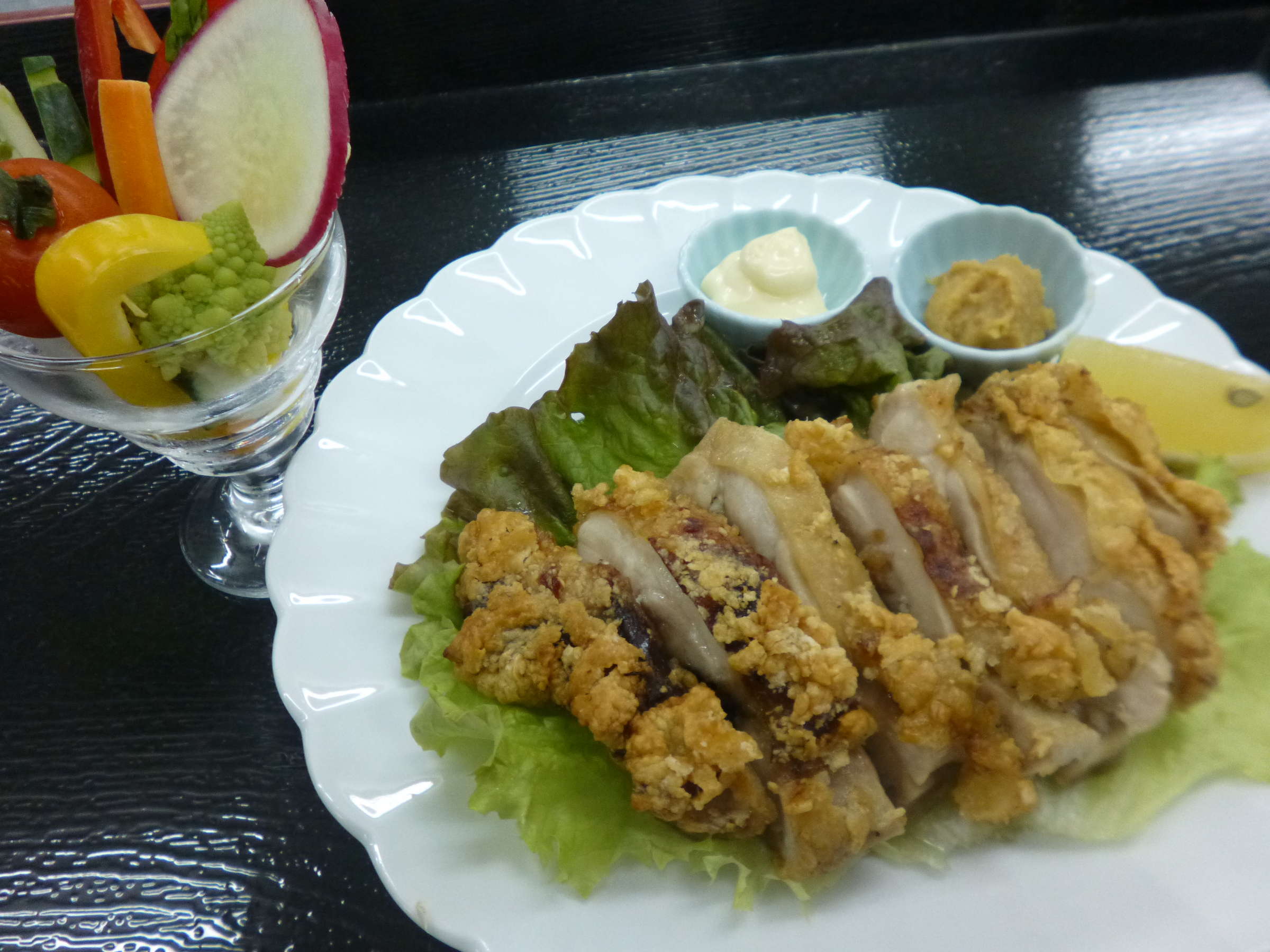 Sliced fried chicken cutlet on lettuce with a colourful raw-vegetable cup at Shirafuneso Shintaku Ryokan, Shirahone Onsen