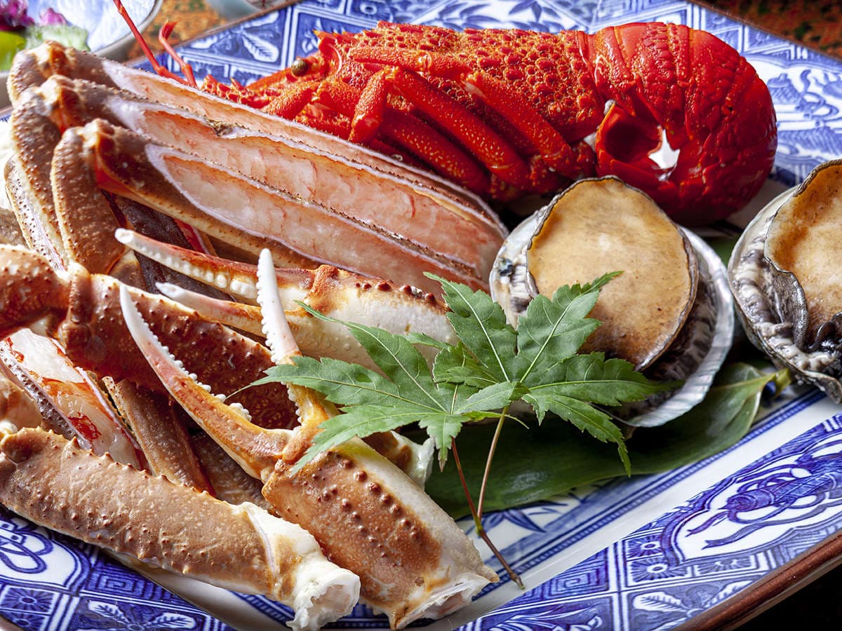 Premium seafood platter of snow crab, spiny lobster and abalone on blue-and-white china, Kawaguchiya Honkan, Kinosaki Onsen