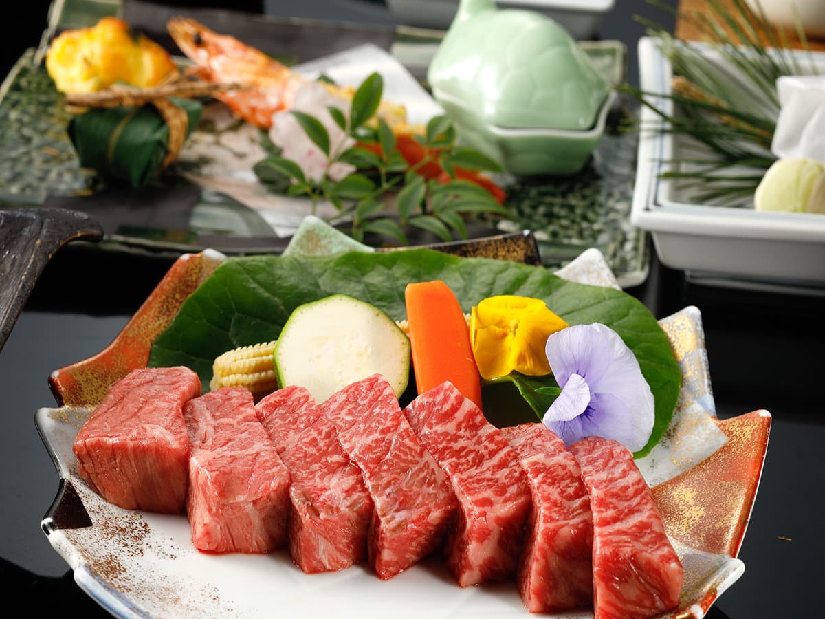 Kaiseki course of sliced marbled wagyu beef with seasonal vegetables on a leaf-lined plate, Bosenkan, Gero Onsen