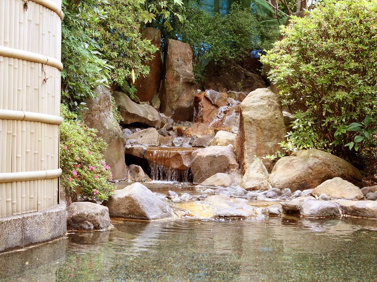 旅亭 山の井 滝のある露天風呂 観月