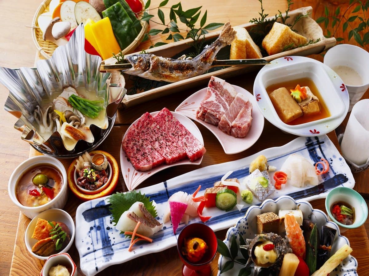 Multi-course kaiseki dinner spread served at Kiyashiki