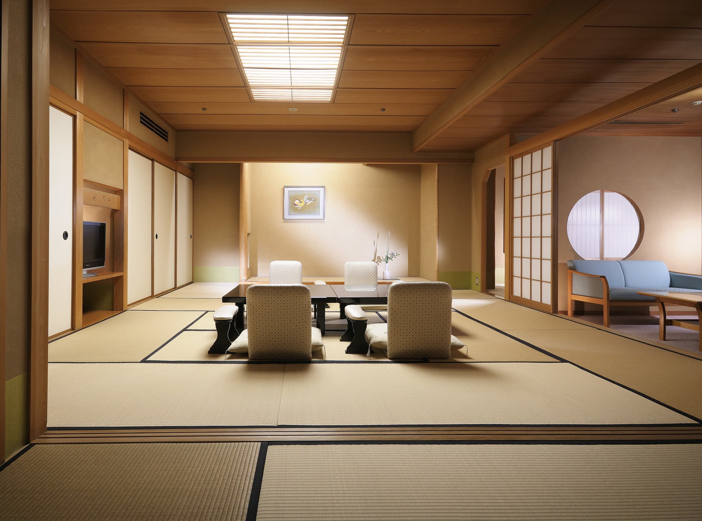 Spacious tatami special room with low table, wide engawa and round shoji window, Suimeikan, Gero Onsen