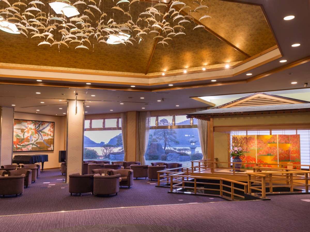 Grand lobby lounge at Unzen Azumaen with crane-motif ceiling, armchairs and lake-facing windows